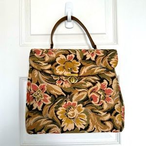 Lovely vintage floral large handbag. Square dimensions. Flat bottom.